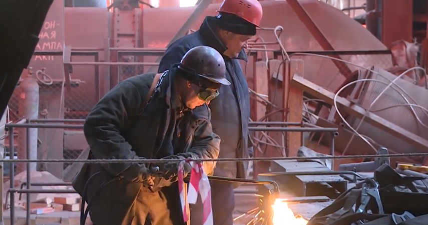 Рабочие ВМЗ «Красный Октябрь» проводят ремонтные работы