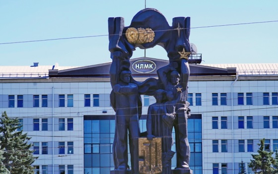 Памятник металлургам у входа в НЛМК
