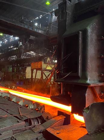 Резка на пресс-ножницах Златоустовского металлургического завода