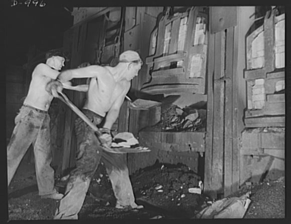 Завалка известняка в мартеновскую печь на заводе в Брейкенридже, Пенсильвания