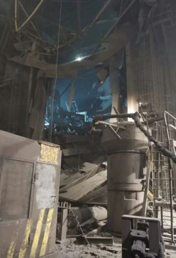 Фото с места обрушения в электросталеплавильном цехе ОЭМК