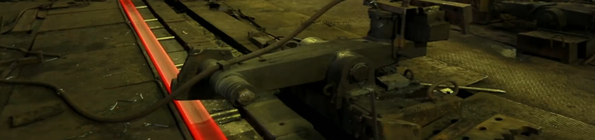Процесс рубки горячекатаного швеллера на металлургическом заводе